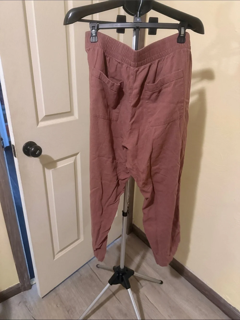 Women’s Linen Elastic-Waist Pants in Mauve great for travel